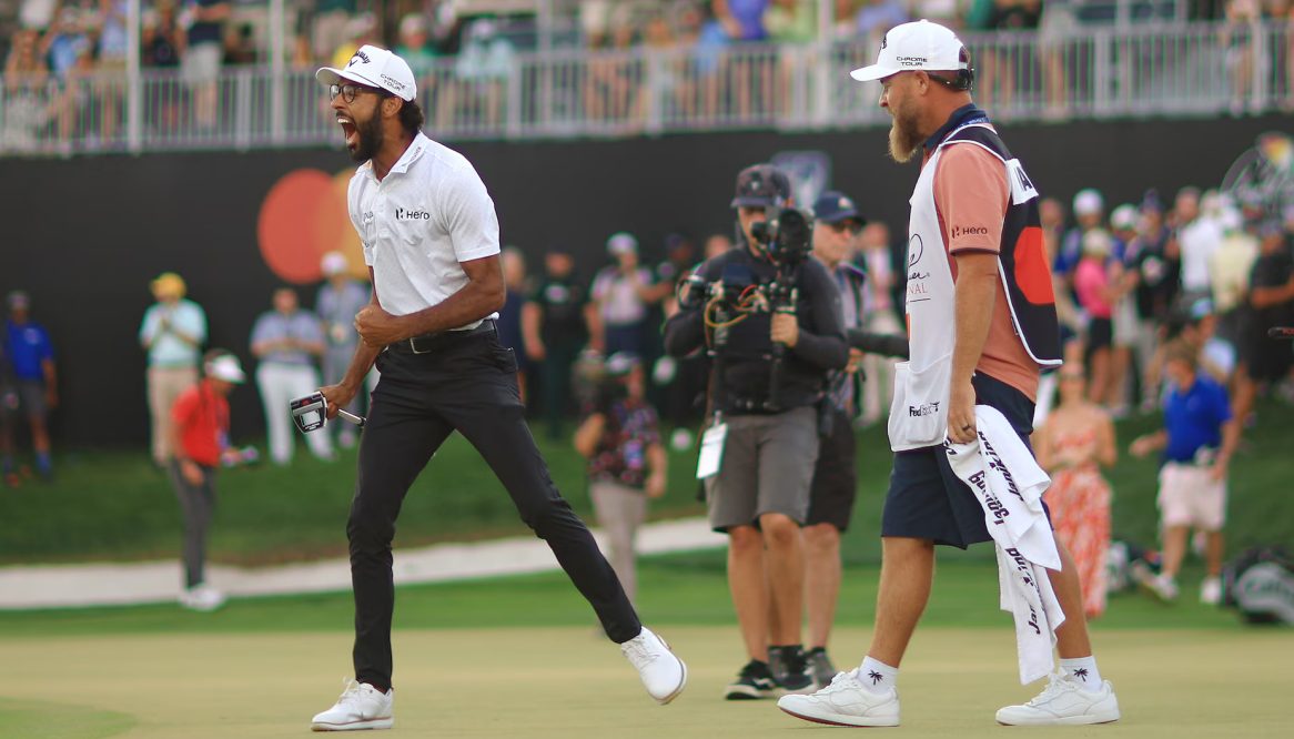 Akshay Bhatia và 'vũ khí 50 inch'